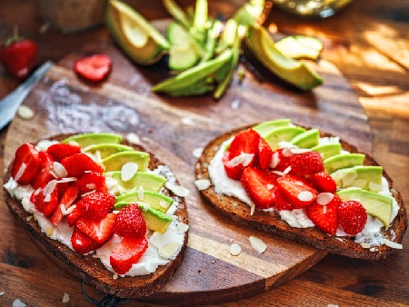 Здравословна следобедна закуска – сандвичи с крема сирене, ягоди и авокадо - снимка на рецептата